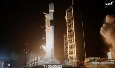 SpaceX, tek bir roketle Ay'a iki iniş aracı fırlattı