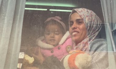 Filistinli hasta ve yaralılar, tedavi için aileleriyle Mısır'a geçiş yaptı