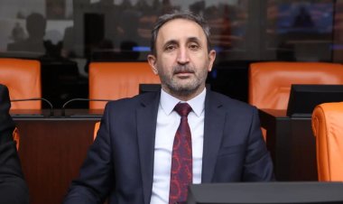 'Türkiye ve tüm İslam ülkeleri Trump'ın deliliklerine geçit vermemeli'