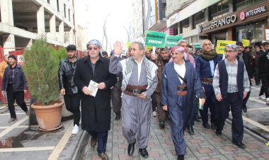 HÜDA PAR Milletvekili Demir, Cizre'de "anadil" yürüyüşüne katıldı