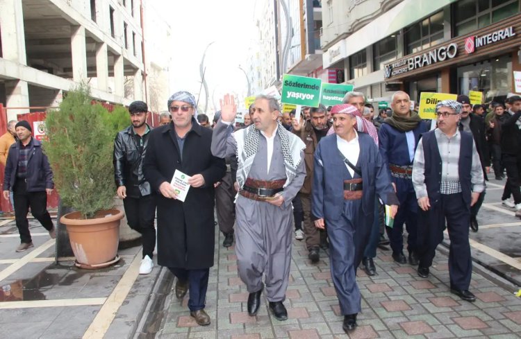 HÜDA PAR Milletvekili Demir, Cizre'de "anadil" yürüyüşüne katıldı