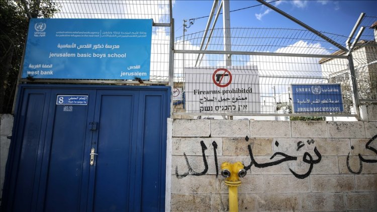 Siyonist İsrail polisi işgal altındaki Doğu Kudüs'te UNRWA okullarına baskın düzenledi