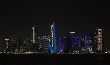 Katar'daki gökdelenler Ramazan sembolleriyle ışıklandırıldı