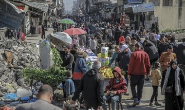 Gazze Şeridi'nde Filistinliler sayıyla sebze alıyor