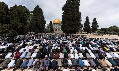 İsrail'in engeli nedeniyle 75 bin kişi Ramazanın son cuma namazını Aksa'da kılabildi