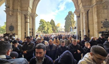 Mescid-i Aksa'da bayram namazını 120 bin kişi kıldı