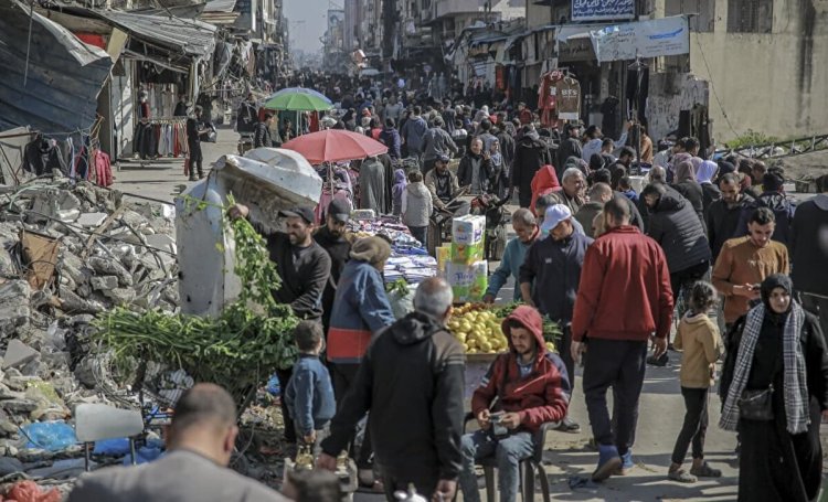 Gazze Şeridi'nde Filistinliler sayıyla sebze alıyor