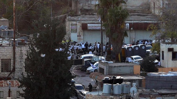İşgalci İsrailliler Batı Şeria'da camiye baskın düzenleyip namaz kılanlara saldırdı