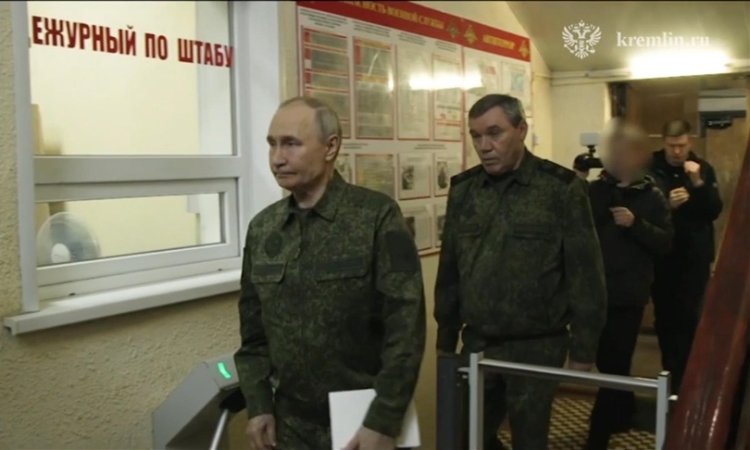 Putin, askeri üniforması ile çatışmaların sürdüğü Kursk bölgesine geldi