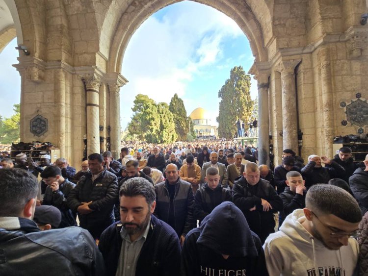 Mescid-i Aksa'da bayram namazını 120 bin kişi kıldı