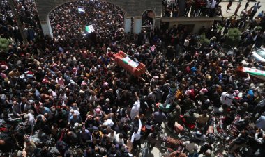 İşgalci İsrail’in saldırılarında şehit olan Suriyeliler son yolculuğuna uğurlandı