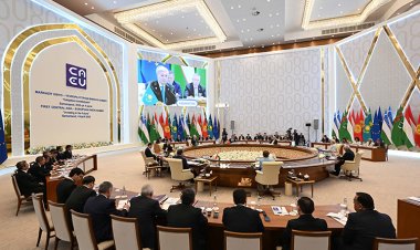 Özbekistan'da tarihi zirve: AB ve Orta Asya liderleri buluştu!