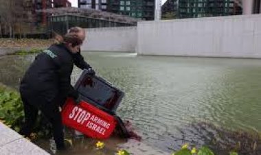 İşgalci İsrail'e silah satışına karşı Londra'daki ABD büyükelçiliği havuzuna kırmızı boya atıldı