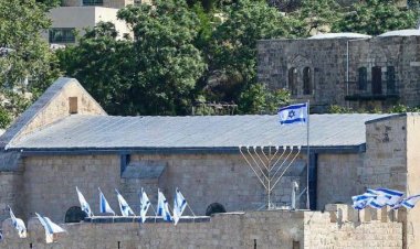 Filistin topraklarını gasbeden siyonistler, El Halil'deki İbrahim Camisine İsrail bayrağı astı