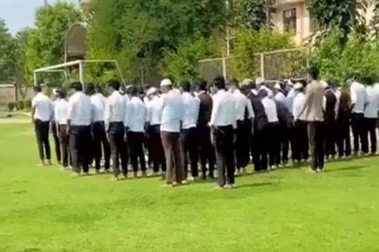 Hintli öğrenci üniversite kampüsünde namaz kıldığı için tutuklandı