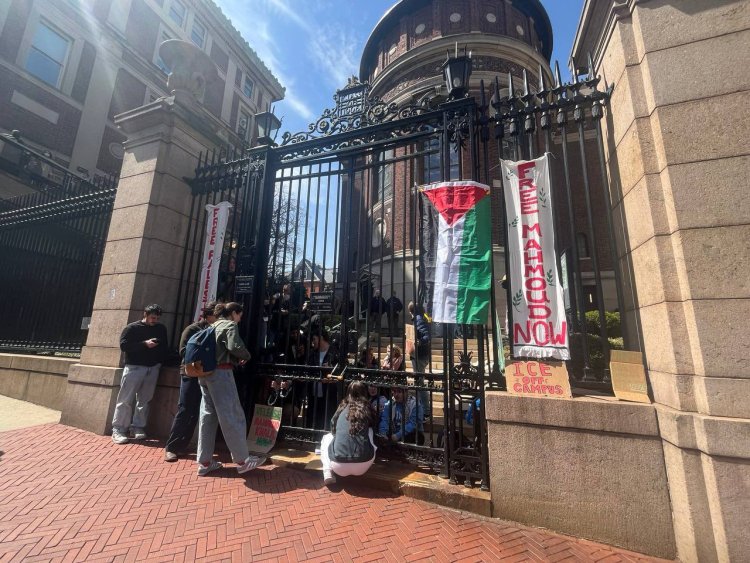 New York'ta öğrenciler, Filistinli aktivist Halil'e destek için kendilerini üniversite kapısına zincirledi