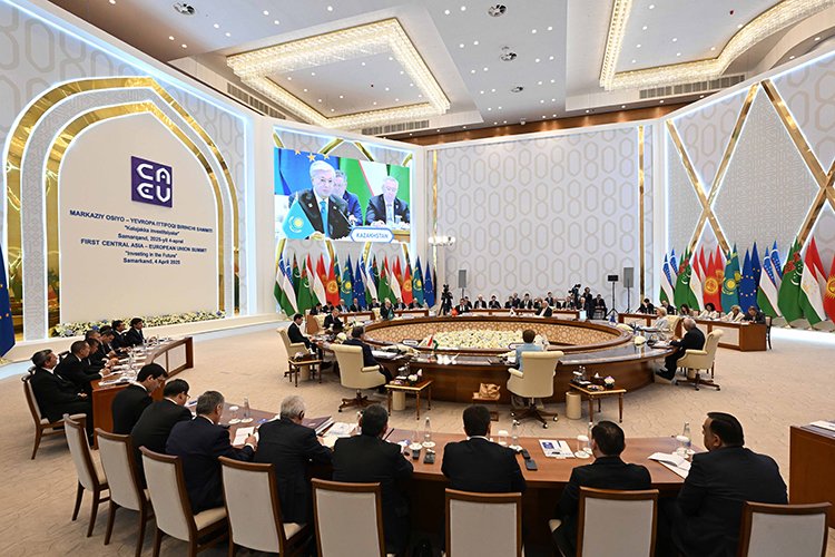 Özbekistan'da tarihi zirve: AB ve Orta Asya liderleri buluştu!