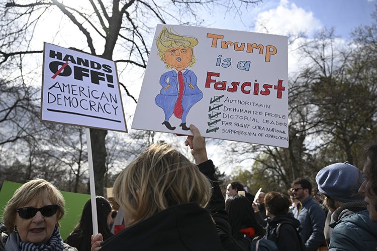 Trump ve iş insanı Musk Berlin ve Londra'da protesto edildi