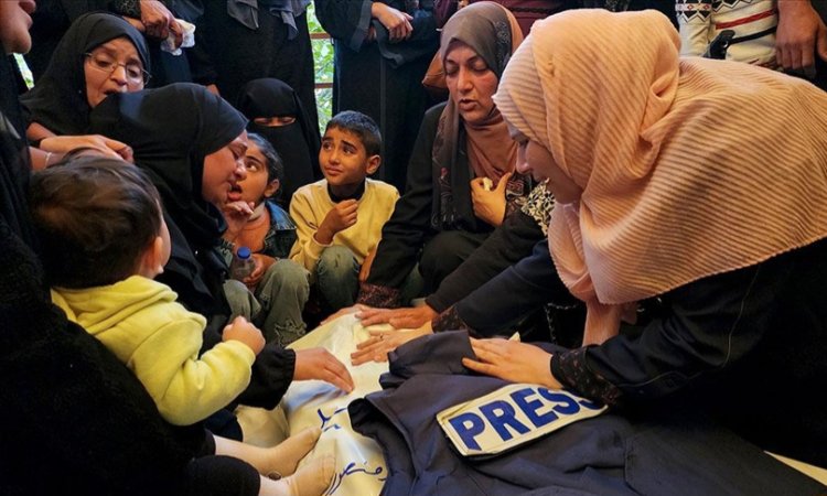 Gazze'de ağır yaralanan bir gazeteci daha şehit oldu