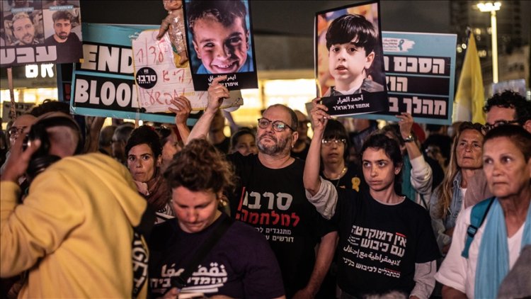 Tel Aviv'de Filistinli çocuklar için sessiz çığlık: Göstericiler saldırılarda katledilenlerin fotoğraflarını taşıdı