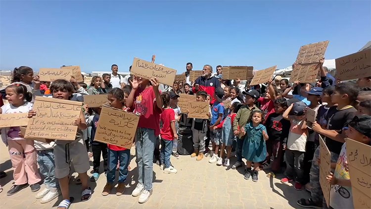 Gazzeli çocuklardan dünyaya "açlıktan ölüyoruz" mesajı