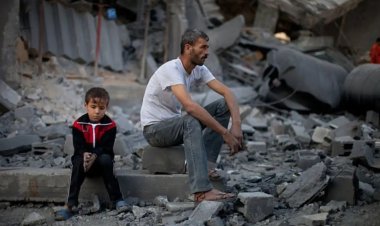 Gazze'de işgalci İsrail hava desteğiyle gıda depolarını yağmaladı