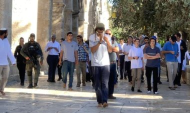 Filistin topraklarını gasbeden İsrailliler, Mescid-i Aksa'ya baskın düzenledi