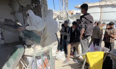 Gazzeliler açlıktan ellerinde kalan bakliyat ve hububatları öğüterek ekmek yapıyor