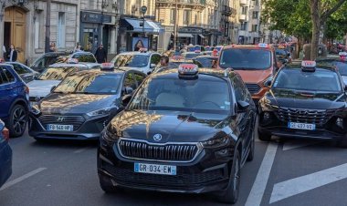 Fransa genelinde taksi şoförleri eylem düzenledi