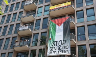 İtalya'da Gazze şehitleri için balkonlara kefen ve Filistin bayrağı asıldı