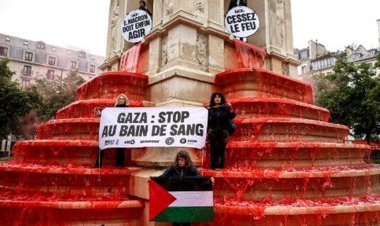 Paris'te Masumlar Çeşmesi'ne Gazze için kırmızı boya döküldü
