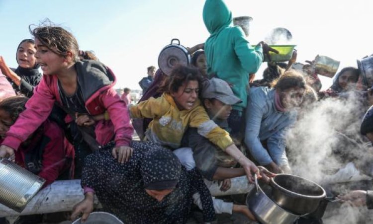 İsrail saldırıları altındaki Gazzeliler, yiyecek için 'ölümü' göze alıyor