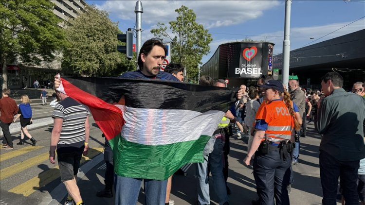 Basel'de Eurovision Şarkı Yarışması'nın yapıldığı alanda Filistin bayrakları taşınmasına izin verilmiyor