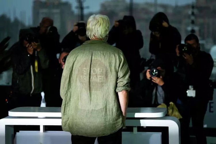 Assange, Cannes'a Gazze'de katledilen binlerce çocuğun isminin yer aldığı tişörtle katıldı