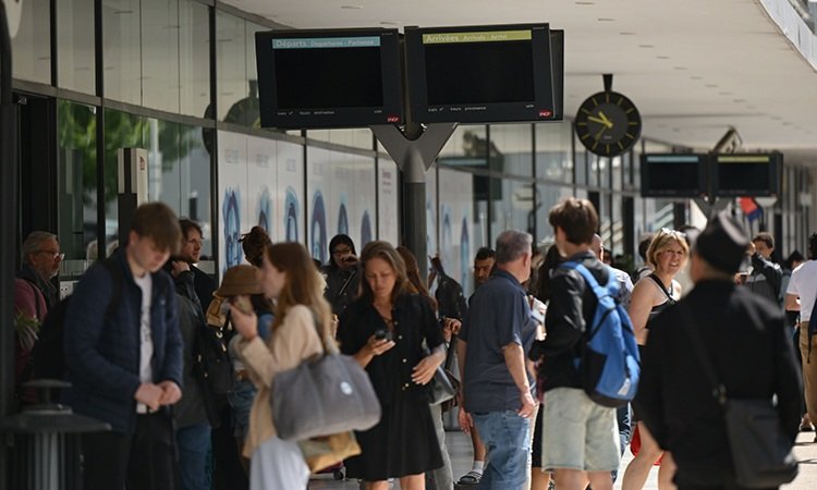 Fransa'nın güneyindeki çeşitli kentlerde elektrik kesintileri yaşanıyor