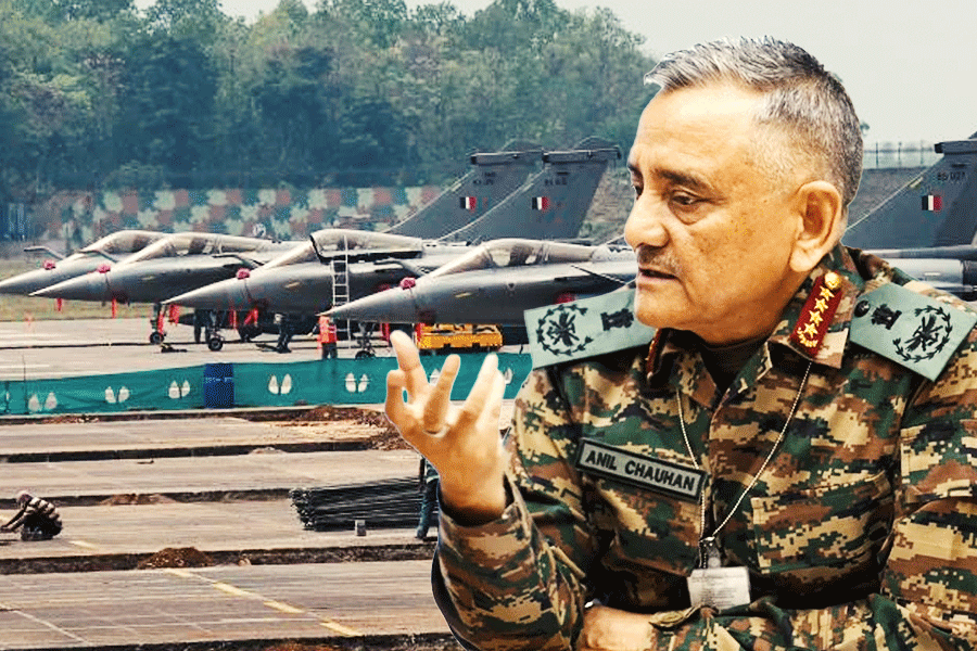 Hindistan Genelkurmay Başkanı Chauhan: Pakistan uçaklarımızı düşürdü