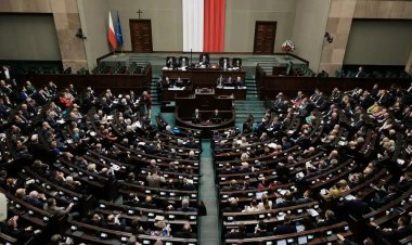 Polonya hükümeti güven oylamasını kazandı