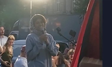 Madleen gemisinin Fransız aktivistlerinden AP üyesi Hassan, Paris'te coşkuyla karşılandı