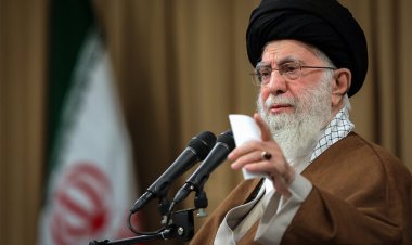 Hamaney’den siyonist rejime İbranice mesaj: Çaresiz kalacaksınız