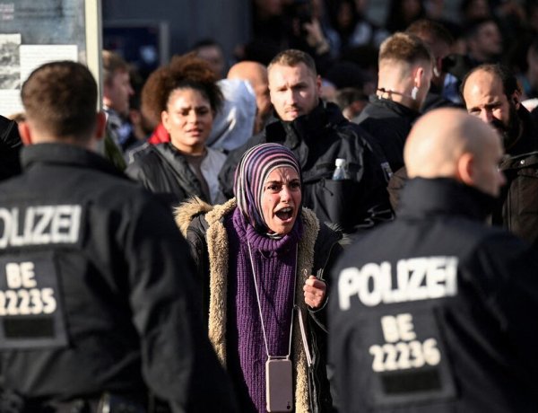 Berlin'de başörtülü kadına ırkçı saldırı