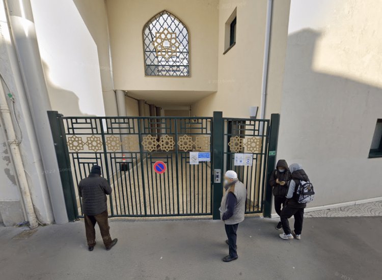 Fransa’da camiye saldırı: Kur’an-ı Kerim yakıldı, Müslümanlara yönelik nefret tırmanıyor