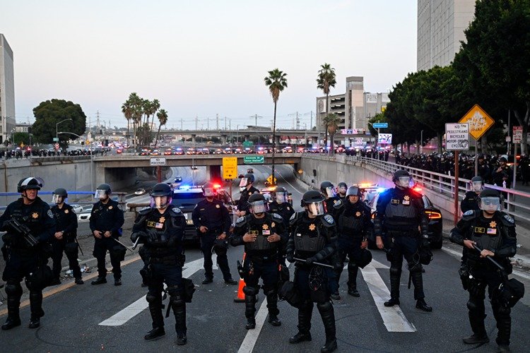Los Angeles'ta sokağa çıkma yasağı ilan edildi
