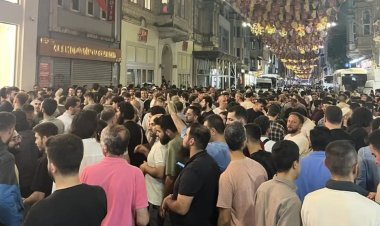 Halk, İslam düşmanı Leman dergisini protesto etti