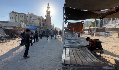 Gazze’de boş pazar tezgahlarında yiyecek arayan Filistinlilerden dünyaya sitem