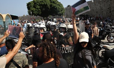 Filistin destekçileri, Rodos'ta İsrailli turistleri taşıyan gemiyi protestoyla karşıladı