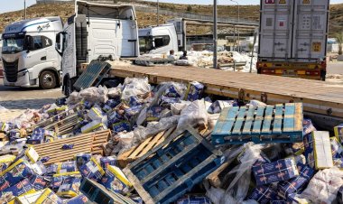 İşgalci Yahudiler yardım tırlarını yağmaladı: 87 tırdan geriye hiçbir şey kalmadı