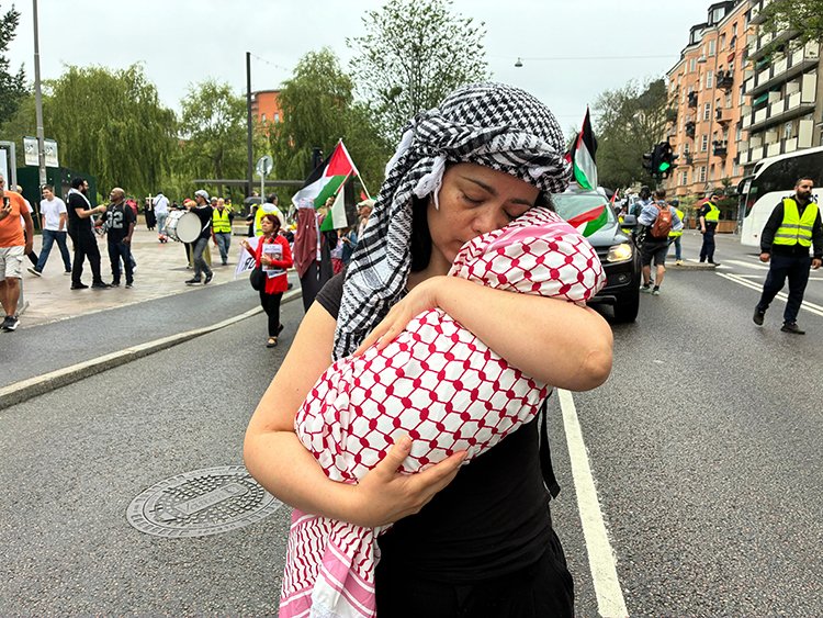 İşgalci İsrail'in Gazze'ye saldırıları İsveç'te protesto edildi