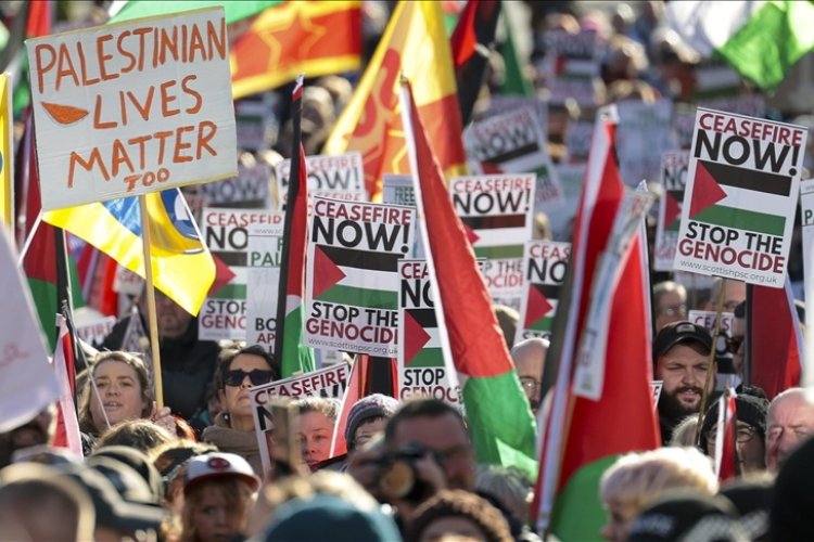 İskoçya'da 'Palestine Action' pankartı taşıyan kişi gözaltına alındı