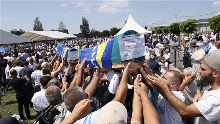 Bosna Hersek'teki savaşta 33 yıl önce katledilen 7 Boşnak sivilin kalıntıları Prijedor'da defnedildi
