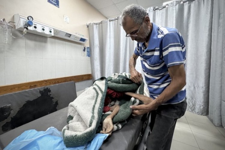 Gazze'de bir kadın ve biri bebek 2 çocuk açlıktan hayatını kaybetti
